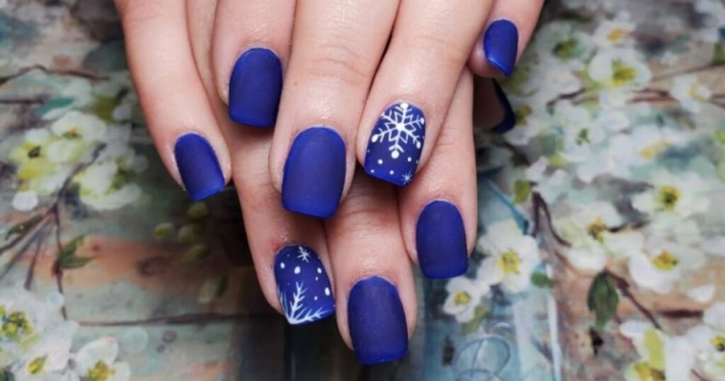 31 Beautiful-in-Blue Christmas Nail Ideas for the Frosty Vibes