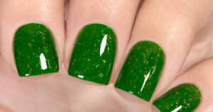 Green Christmas Nail Ideas That'll Get You in the Holiday Spirit